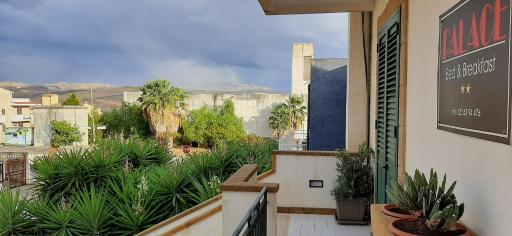 Palace Bed & Breakfast - Housity