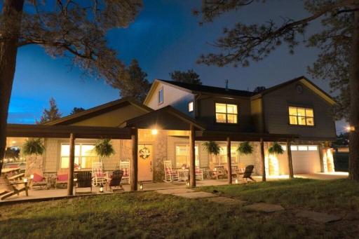 Colorado Lodge, Barn & Picnics - Large Family Home with Barn Venue - Housity