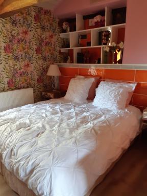 Chambre familiale avec piscine chauffée et jacuzzi - Housity