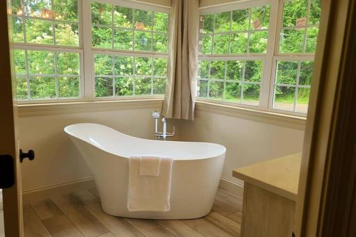 Farm House stay with soaking tub and hot tub barn - Housity