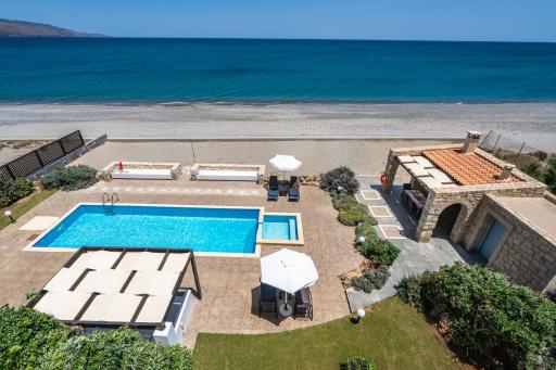 Beachfront villa Turquoise with private pool, BBQ and ping pong table - Housity