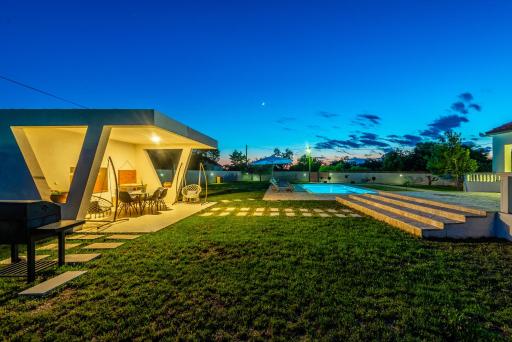 S&I Peaceful Holiday Home With Pool & Jacuzzi - Housity