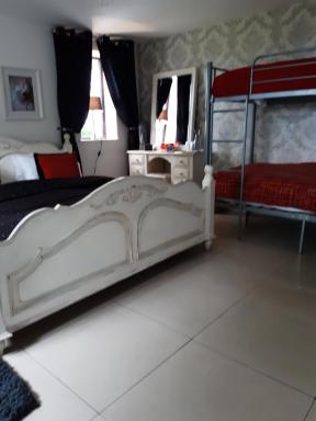 The White Dove Bed and Breakfast with Glamping Newark showground - Housity