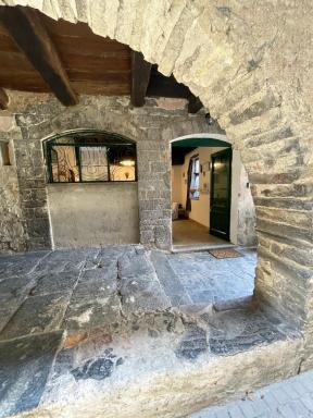La Casa nei Vicoli: in Centro a Due Passi dal Lago - Housity