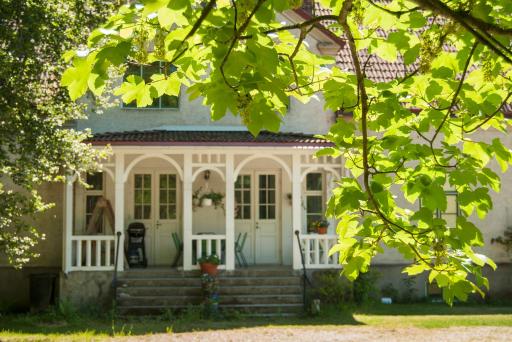 Bo på Bigård Eke Gamla Skola - Housity