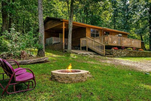 Centerpoint Trail Cabin- Perfect hiking just steps away - Housity