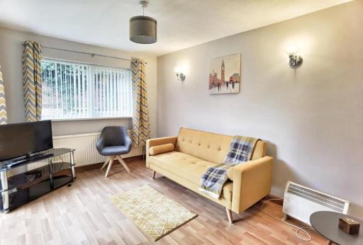 5 bedroomed house available for guests and contractors Wifi Parking - Housity