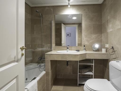 2311-modern apt with sea and pool views - Housity