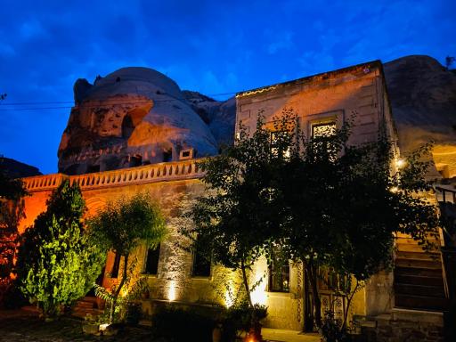 The Village Cave Hotel - Housity