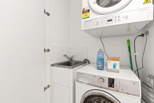 KOZYGURU SOUTH BRISBANE KOZY 2 BEDROOMS APT + FREE PARKING BRISBANE ONE QSB001-1203 - Housity