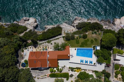 5 Bedroom Villa with Private Pool - Housity