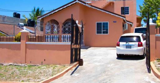 Bev's Rosevilla - Housity