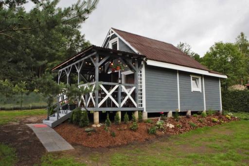 Drewniany domek nad jeziorem w Sitnie - Housity