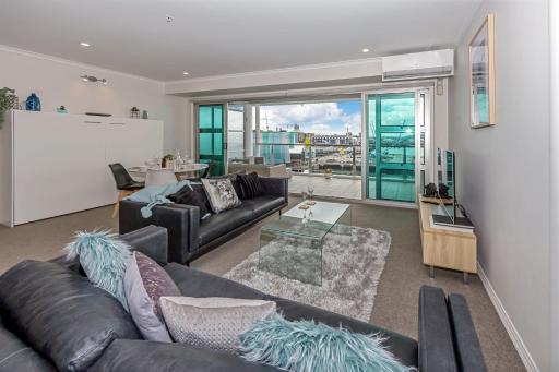 QV Elegant Modern Apt with Water View - 982 - Housity