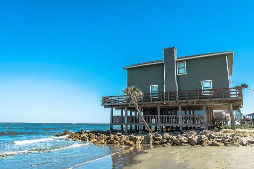 Gulf adventures and beachfront relaxation awaits! - Housity