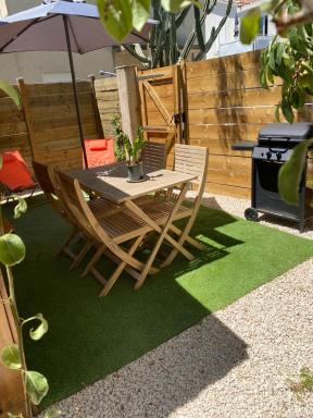 Petite Maison en ville avec jardin proche des plages - Housity