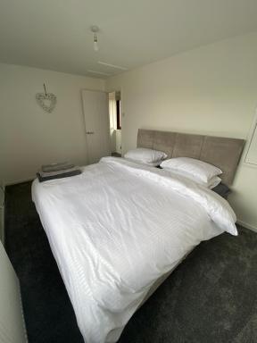 Newly Refurbished Beautiful Location 1 Bedroom Residential House sleeps 4 - Housity