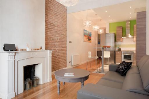 LUXURY BARCELONA CENTRAL CITY COSY 3 BEDROOM APARTMENT WITH PRIVATE TERRACE - Hizvo