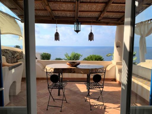 La Resilienza - Villetta Eoliana sul mare, in centro a Malfa - Housity