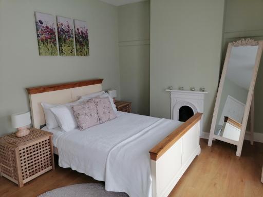 Tynant House- Modern 3 bed house- City centre and FREE parking - Housity