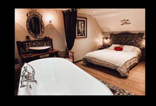 Appartement romantique parisien, baignoire rétro au pied du lit - Housity