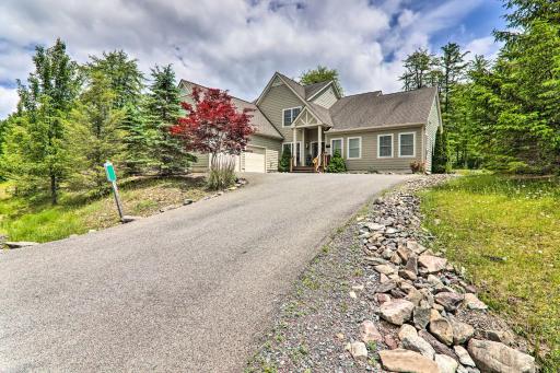 Family Cabin with Private Deck 3 Mi to Pocono Lake! - Housity