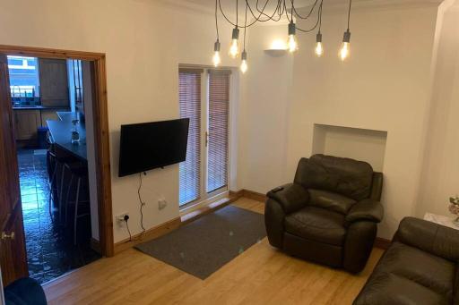 Big 6 bed house w/ 5 double beds WIFI and Netflix - Housity