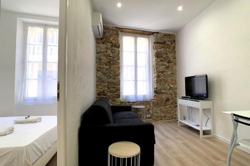 Renovated apartment AC - wifi - 2-4pers - Center Antibes rue James Close - Housity