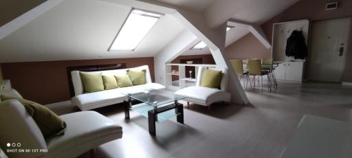 Hysteria Central Flat - Housity