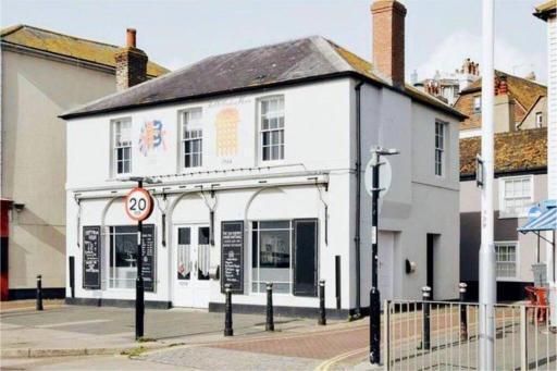 Beautiful Seafront Apartment-Hastings Old Town 2+2 - Housity