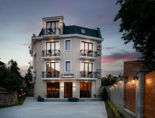 Семеен Хотел Константинови - Housity