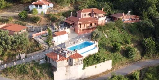 ZenTerra Country house with prive swimming pool and view - Housity