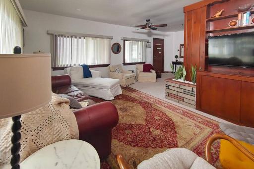 Huge historic, w/large yard & close to beach - Housity