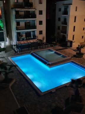Beautiful Central Apartment with Pool - Housity