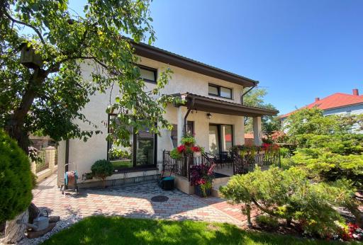 Comfy Summer House Near Beach - Housity