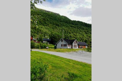 Casa Kleiv i Sogndalsdalen - Housity