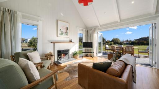 Te Whare Hipi - Martinborough Holiday Home - Housity