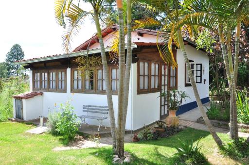 Casa COMPLETA, 2 quartos, Estacionamento GRATUITO, WIFI 300MB, frigobar, microondas, fogão e jardim - Housity