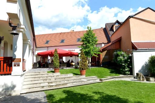 Servita Udvarház Eger - Housity