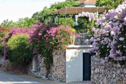 Konstantinas House, a touch of nature & sea - Housity