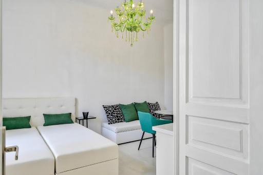 Collins Emerald Center - Housity