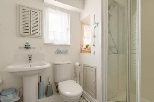 Dog friendly beachside cottage 2 mins to beach with hot tub - Housity