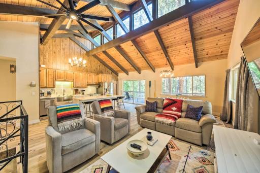 Pine Mountain Cabin with Hot Tub, 2 Mins to Marina! - Housity