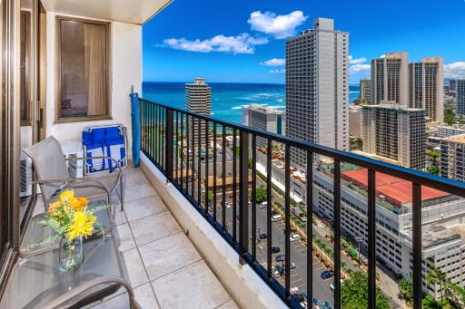 High-Floor Stylish Ocean Views Condo with Parking - Housity