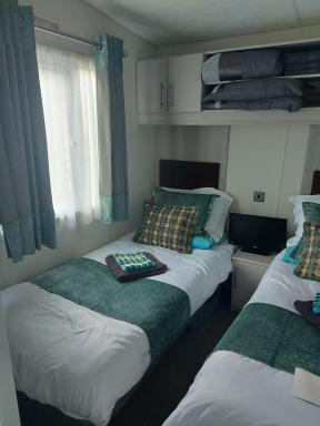 Summer Lodge lovely big caravan in Hastings sleeps 6 free WiFi in caravan - Housity