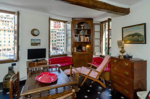 Da un'antica dimora di pescatori sul porticciolo - Housity