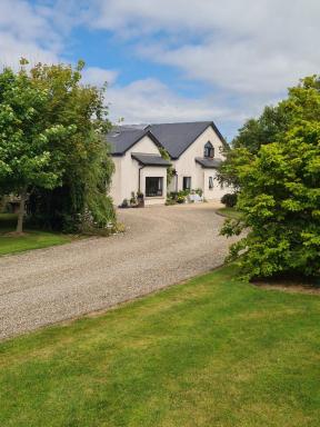 Oak Tree Lane Country B and B - Housity