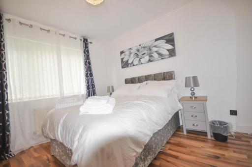 Modern 2 Bed Apartment - Housity