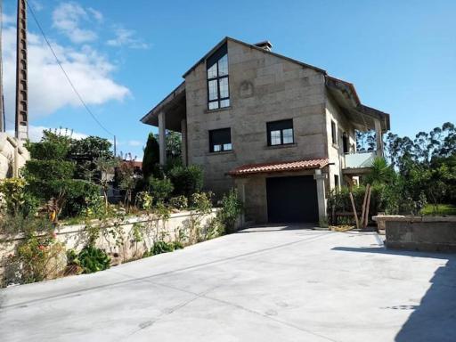 Rustica casa de piedra con vistas a la Ria y al Mar, by Adoorable - Housity