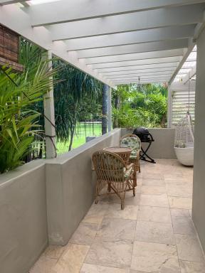 Beachside 5 with Ocean glimpses - Housity